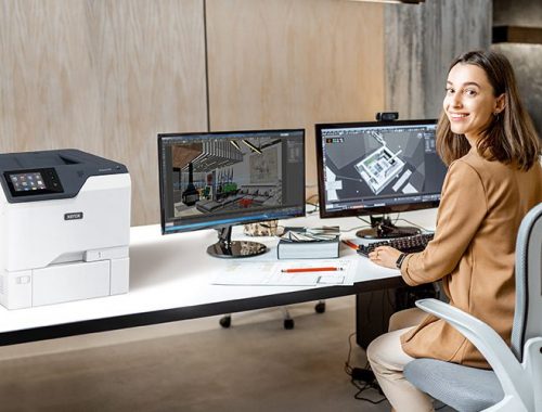 Femme dans un bureau à côté de l'imprimante Xerox® VersaLink® C620