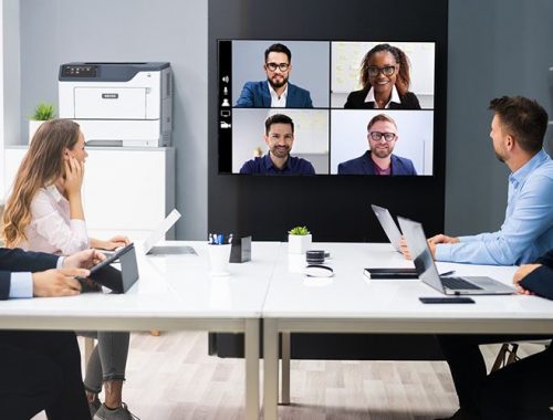 Personnes dans une salle de réunion devant l'imprimante Xerox® B410