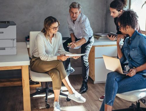 Personnes dans un bureau à côté de l'imprimante Xerox® VersaLink® B620