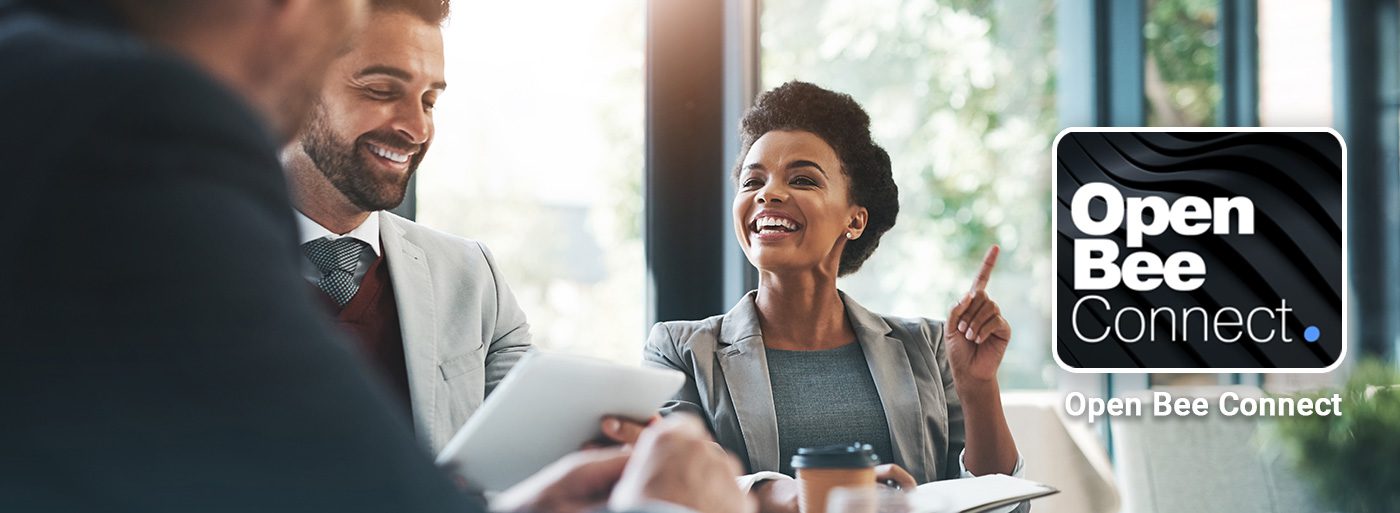 Hommes et femme souriant en réunion de travail