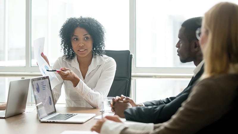 Medewerkers bespreken het drukken