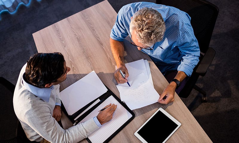 Mannen die papierwerk beoordelen