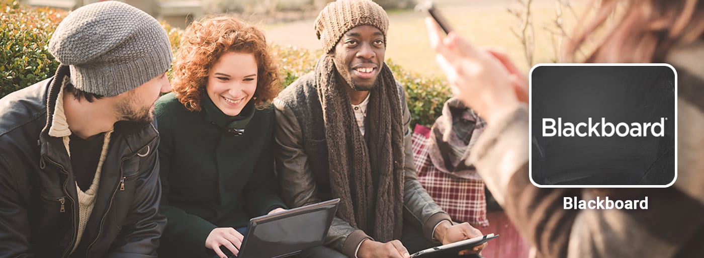 Studenten met een laptop buiten