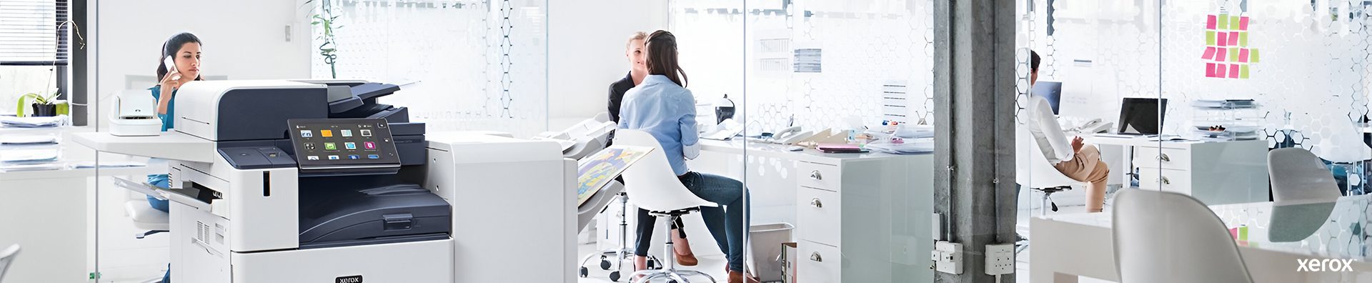 Un bureau spacieux doté d'une imprimante Xerox® et d'un ordinateur sur un bureau, mettant en valeur un environnement de travail professionnel.